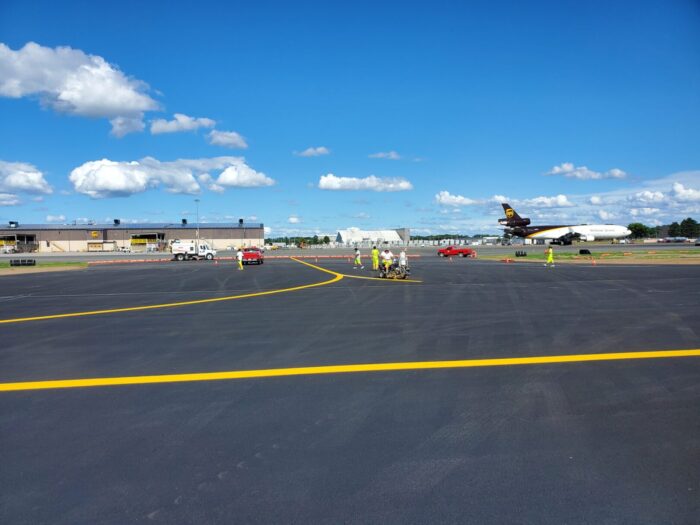 BRADLEY AIRPORT - Taxiway 'E'